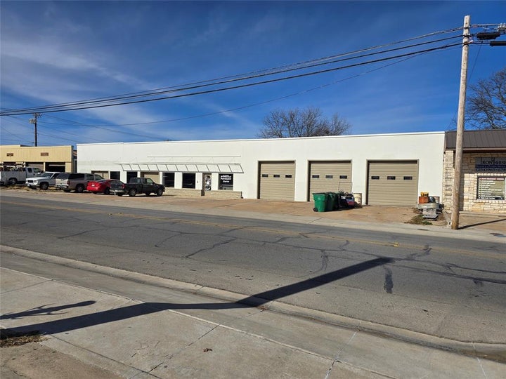 Photo 1 of 11 — 367 E Washington Street, Stephenville, TX 76401