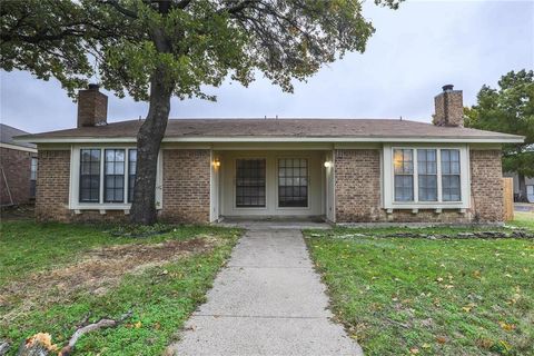 Photo of 503 Crowley Road, Arlington, TX 76012 (MLS # 21211317)