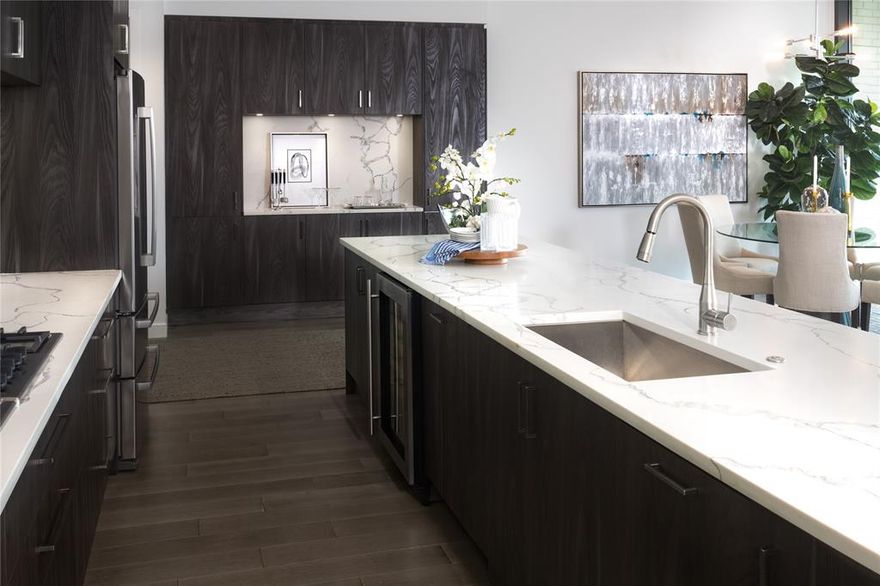 Move in by January 15th, receive 8 weeks free on a 15-month lease! Uptown Dallas high-rise, this gorgeous spacious 2-bedroom with nearly 1,700 sqft on the 10th floor is available for immediate move-in! Enjoy floor-to-ceiling windows in the living room that flood the space with natural light, plus an oversized kitchen island perfect for entertaining. The Residences at Park District offer an exceptional collection of luxury residences with a variety of one- and two-bedroom homes available for immediate move-in, all in a prime location between Uptown and Downtown Dallas, right next to Klyde Warren Park. Sophisticated interiors and stunning amenities create a chic, refined living experience. Plus, with Perry’s Steakhouse, Yardbird Southern Bar & Table, Mi Cocina, and Klyde Warren Park food trucks just downstairs, world-class dining is always within reach.