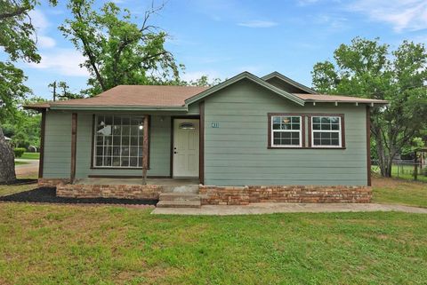 Photo of 433 W Hampton Avenue, De Leon, TX 76444 (MLS # 21255071)
