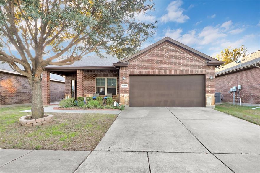 Charming 3-bedroom, 2-bath residence situated on a street that leads to a cul-de-sac. The living room is generously sized and connects seamlessly to the kitchen and breakfast nook. The master suite includes a separate shower, garden tub, dual vanities, and walk-in closet. The kitchen is equipped with an island and a breakfast bar, providing access to the backyard patio. The formal dining area is divided by a wall, making it an ideal space for a game room or home office. The covered patio allows for grilling in any weather and enjoying morning coffee. Backyard has walk way to gardening area.