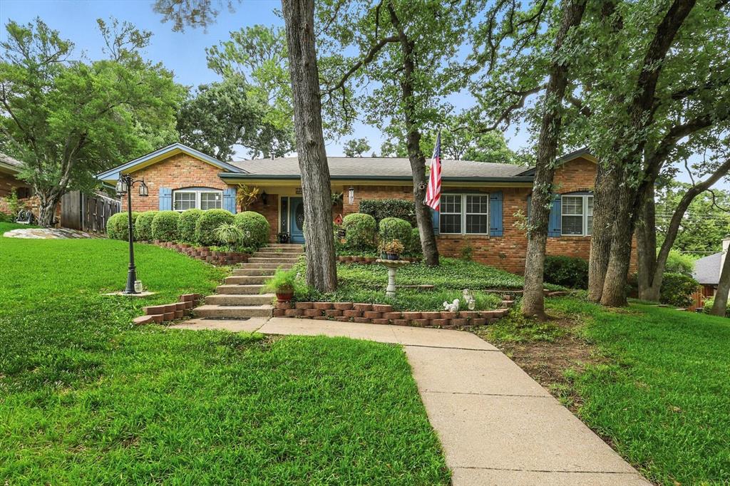 1204 Edgecliff Drive