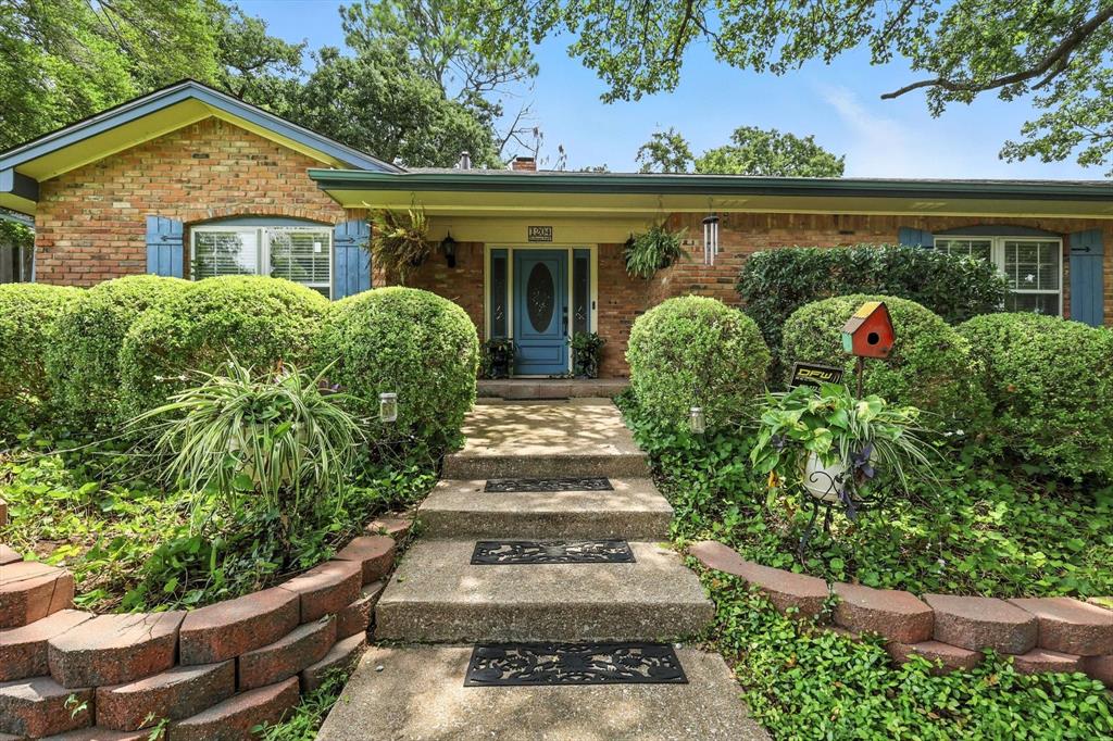 1204 Edgecliff Drive