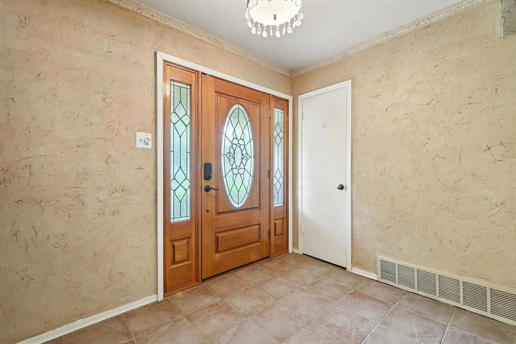 1204 Edgecliff Drive
