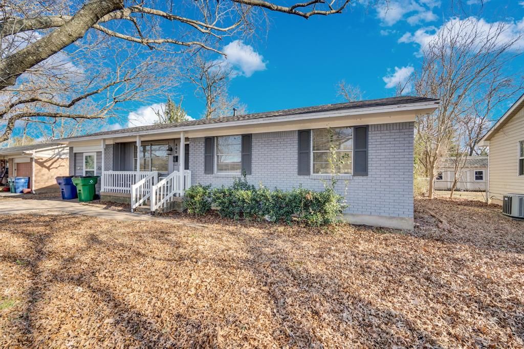 Photo of 302 Cumberland Road, Waxahachie, TX 75165 (MLS # 21193424)