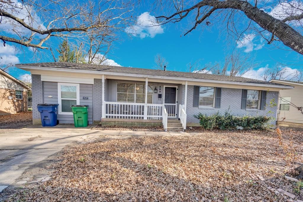 Photo of 302 Cumberland Road, Waxahachie, TX 75165 (MLS # 21193424)