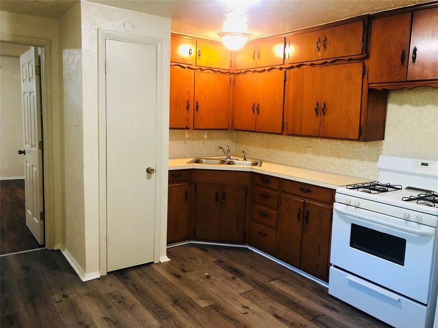 Quaint 1 bedroom 1 bath on historical West Sycamore Street. Walking distance to downtown Denton and UNT. Utilities paid and lawncare included. Designated parking spot.