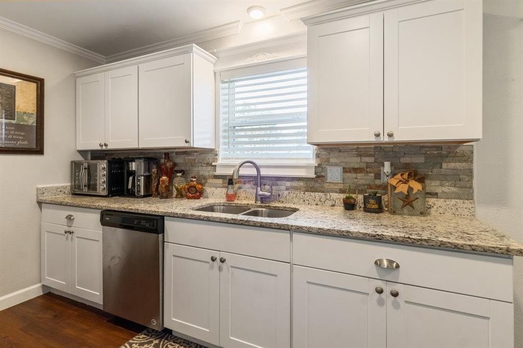 Azle, Texas 76020, United States, 3 Bedrooms Bedrooms, ,2 BathroomsBathrooms,Residential,Pending,200366