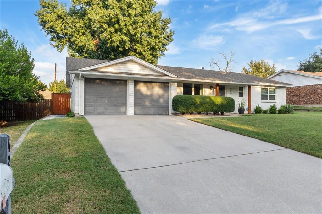 Azle, Texas 76020, United States, 3 Bedrooms Bedrooms, ,2 BathroomsBathrooms,Residential,Pending,200366