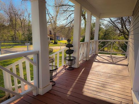 Photo of 805 W Green Street, Palestine, TX 75801 (MLS # 21202255)