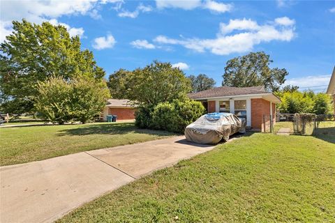 Photo of 1004 Sierra Drive, Denton, TX 76209 (MLS # 21095415) Photo of 1004 Sierra Drive, Denton, TX 76209 (MLS # 21095415)