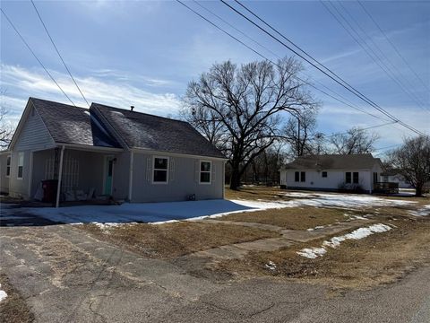 Photo of 513 Allen Avenue, Bonham, TX 75418 (MLS # 21169157)