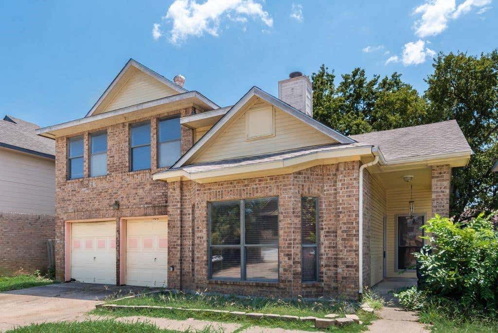 Photo of 902 Ashmount Lane, Arlington, TX 76017 (MLS # 21355970)