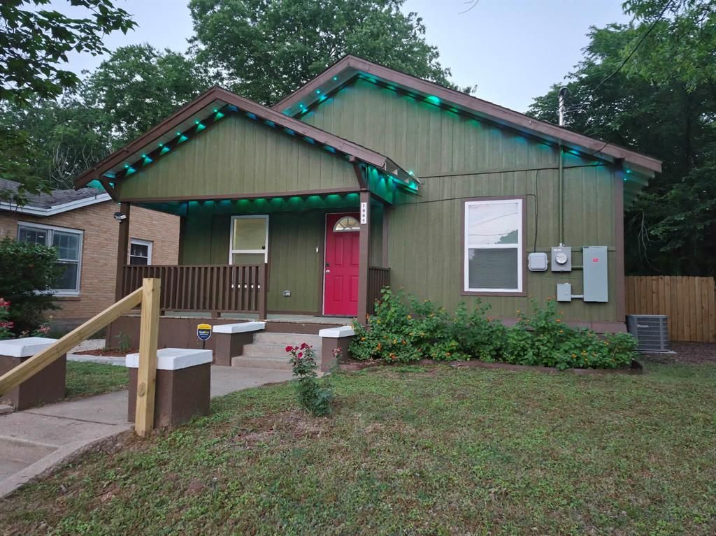 Photo of 1005 Taylor Street, Waco, TX 76704 (MLS # 21258377)