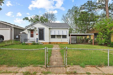 Photo of 421 E Hull Street, Denison, TX 75021 (MLS # 21229119)