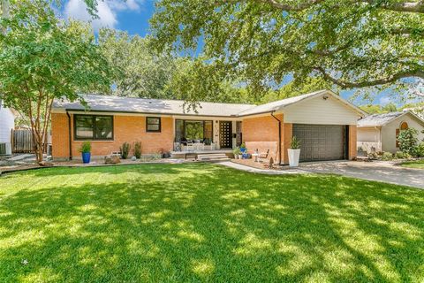 Photo of 318 Ruth Street, Grapevine, TX 76051 (MLS # 21201556)