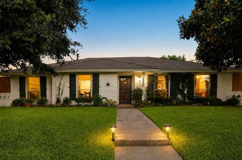 Photo of 2104 Westlake Drive, Plano, TX 75075 (MLS # 21329502)