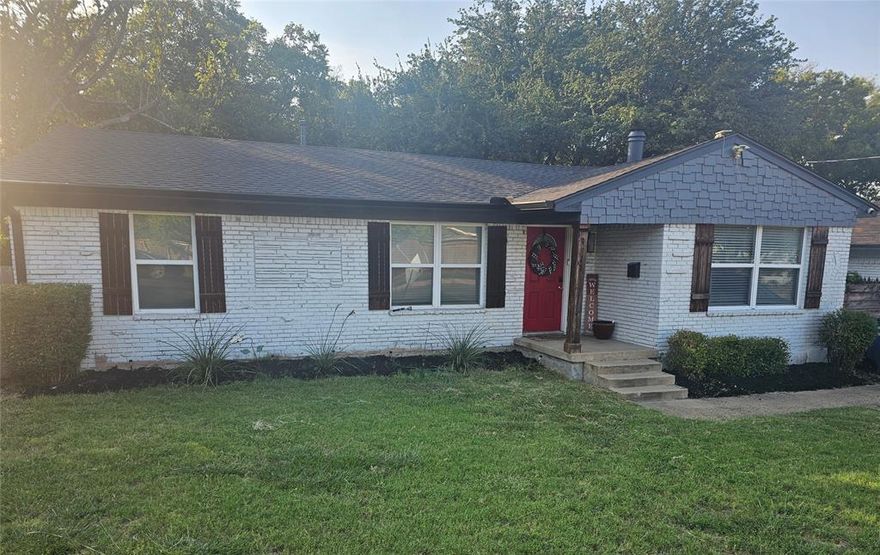 Urban Oasis in the Heart of Dallas!
Discover the perfect blend of comfort, convenience, and entertainment in this charming Dallas home. Nestled in a vibrant neighborhood, this property boasts a spacious and beautiful private lot, providing a serene escape from the city hustle.
The kitchen shines with sleek countertops and stainless steel appliances, perfect for culinary enthusiasts. The nicely sized bedrooms offer ample space for relaxation, while the updated bathrooms feature modern fixtures for a touch of luxury.
Enjoy effortless access to major highways, local dining hotspots, and exciting entertainment options, all just minutes away. This home offers the ultimate balance of tranquility and convenience, making it an ideal choice for those who crave the best of city living.
Make this gem yours today and experience the perfect blend of comfort, style, and entertainment in the heart of Dallas!