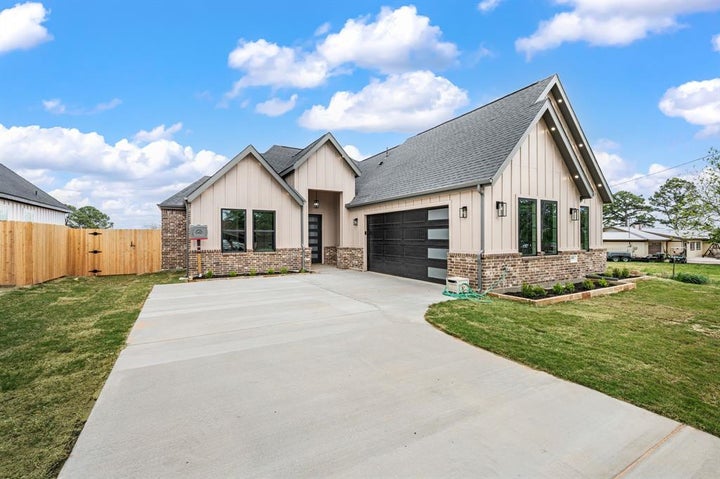 Photo 1 of 25 — 806 N Avenue E, Springtown, TX 76082