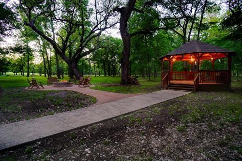 7200 Oak Creeks Court