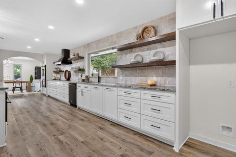Tiny photo for 1512 Northcrest Court, Fort Worth, TX 76107 (MLS # 21277662)