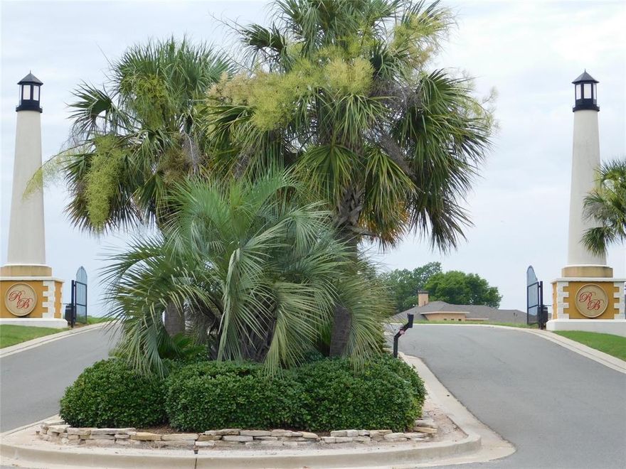 COME BUILD YOUR DREAM HOME IN THE RIVER BLUFFS COMMUNITY. QUIET COMMUNITY TUCKED OFF OF BENTON ROAD. VERY CLOSE TO TOWN BUT FEELS FAR AWAY! THIS LOT HAS AN AMAZING VIEW OF THE RED RIVER!