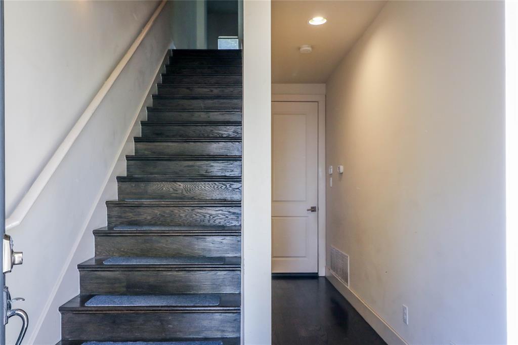 Flora Street Twnhms 01 - Residential Lease