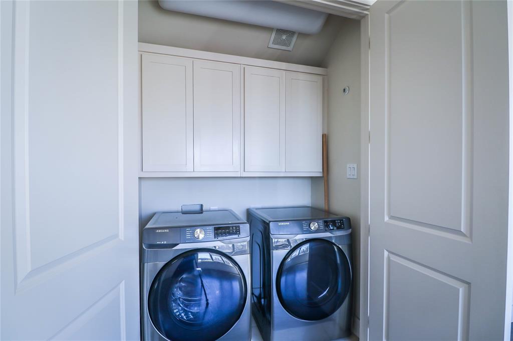 Flora Street Twnhms 01 - Residential Lease