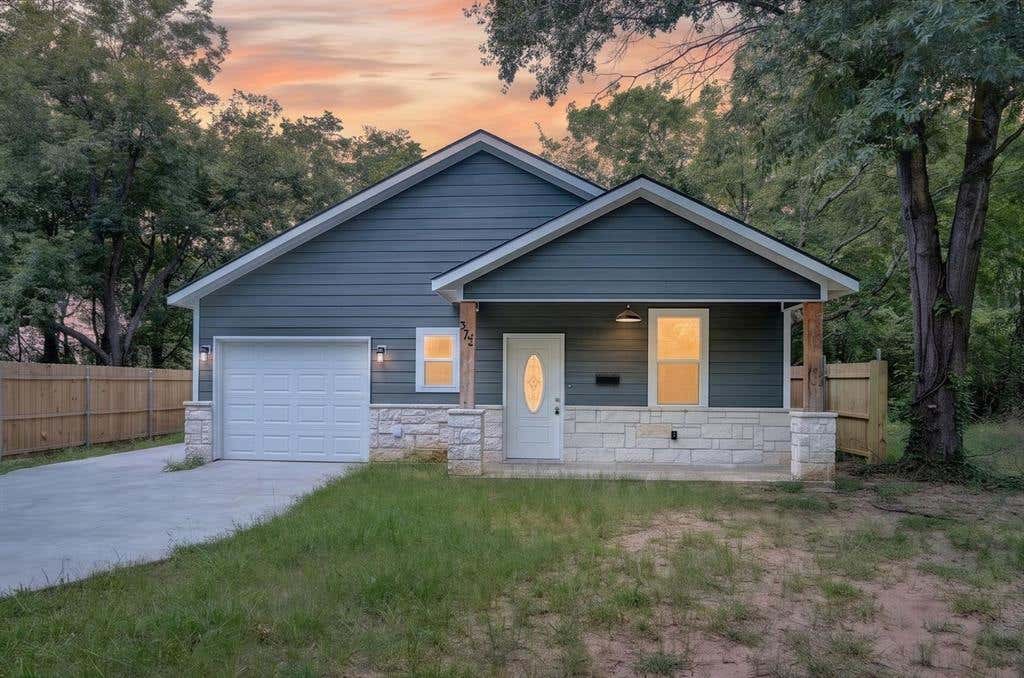 Photo of 373 5TH Street NW, Paris, TX 75460 (MLS # 21320507)
