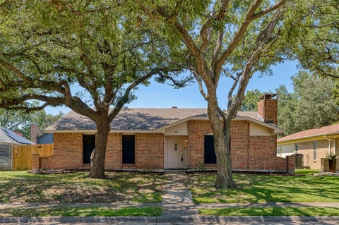 Photo of 416 Lincoln Drive, Plano, TX 75023 (MLS # 21402514)