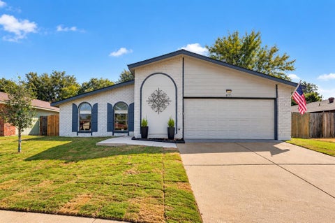 Photo of 4721 Woodfield Drive, Arlington, TX 76016 (MLS # 21396517)