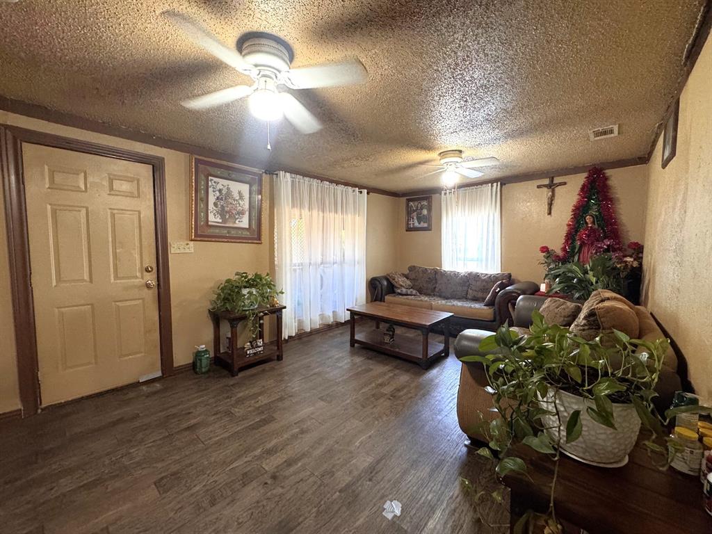 7205 N Hwy 271