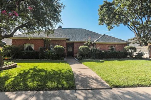 Photo of 2214 Moss Trail, Garland, TX 75044 (MLS # 21126375)