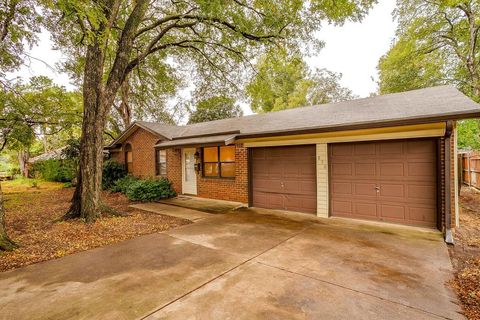 Photo of 856 Broadway Avenue, Euless, TX 76040 (MLS # 21100919)