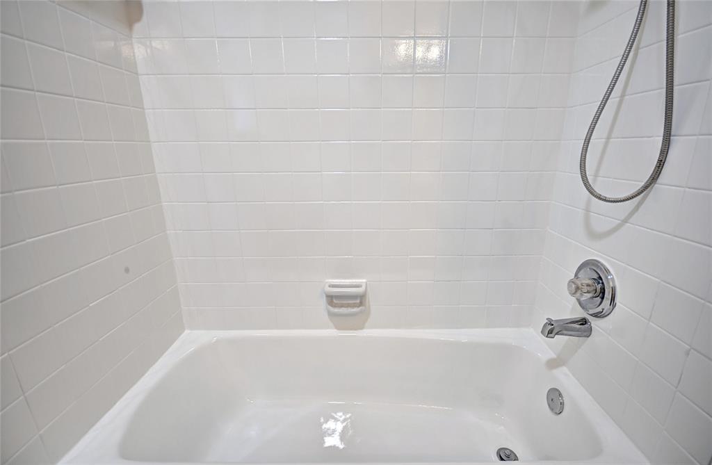 Oakwood Park East Add - Residential Lease