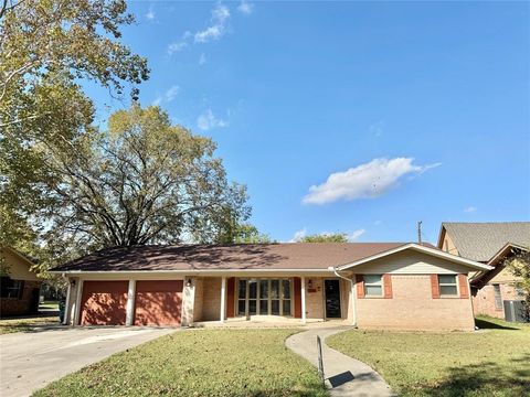 Photo of 1905 Bridle Lane, Gainesville, TX 76240 (MLS # 21173574)
