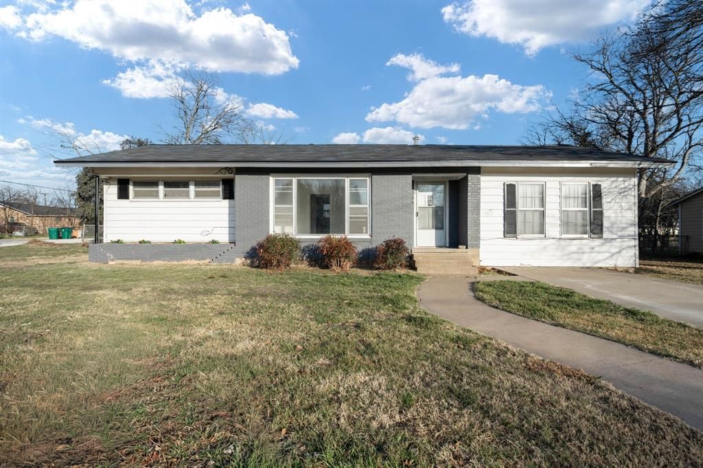 Photo of 1205 W 10th Street, McGregor, TX 76657 (MLS # 21182609)