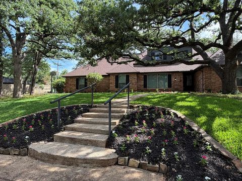 Photo of 3609 Country Club Road, Arlington, TX 76013 (MLS # 21281169)
