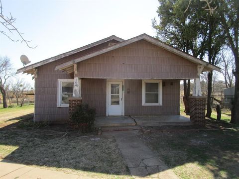 106 E Magnolia Avenue Electra TX 76360