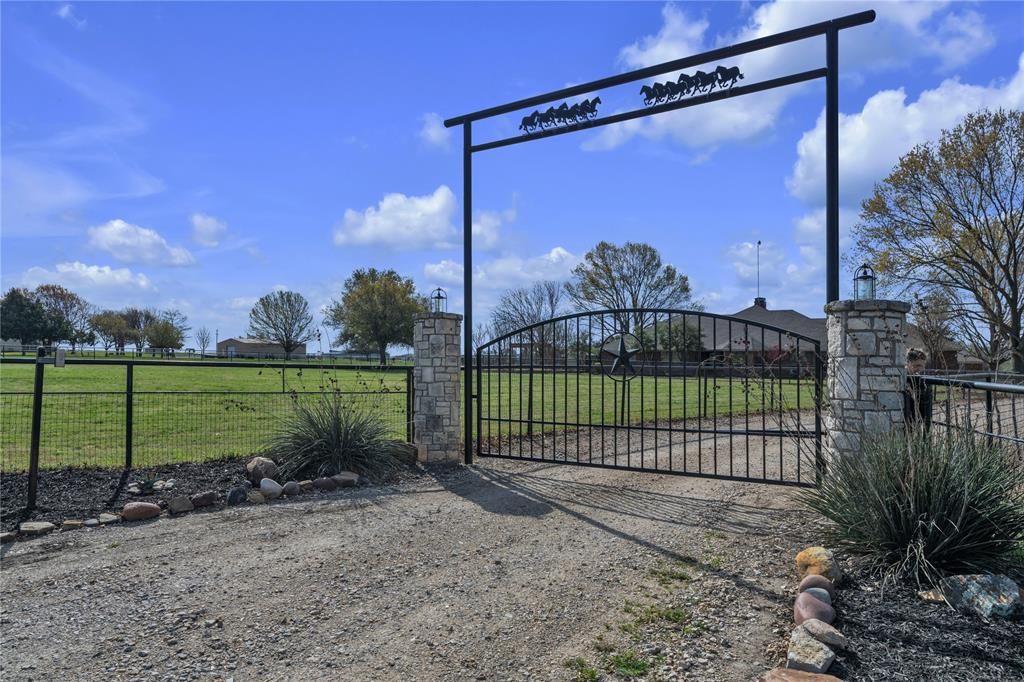 Photo of 3017 Sylvan Valley Drive, Weatherford, TX 76087 (MLS # 21252485)