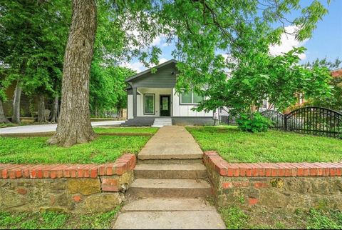 Photo of 2754 W 12th Street, Dallas, TX 75211 (MLS # 21330498)