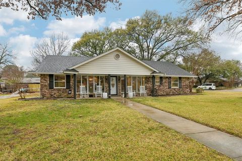 17 Lincolnshire Circle Bedford TX 76021