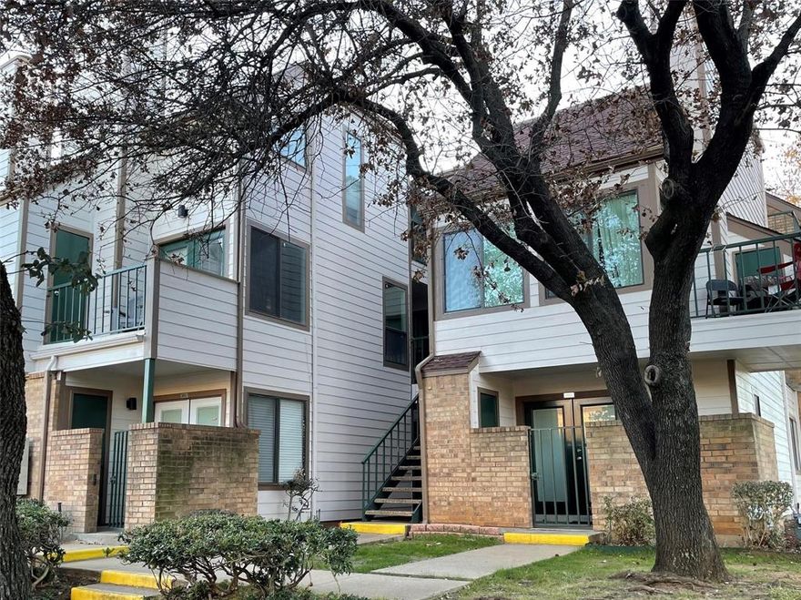 Come to see this cozy home. It offers a kitchen with thick granite countertops & custom backsplash, built-in microwave, 7ft of bar seating, s.s. appliances including such as the fridge & the washer & dryer are included as well! Balcony off living room, Amazing location only 1.3 miles to River Legacy Park. Less than 3 miles to Globe Life Park, AT&T Stadium & Texas Live. 5 miles to Six Flags & UTA & 8 miles to DFW Airport & Main Event in Grand Prairie. Easy
 access to restaurants, schools, hospitals & highways.