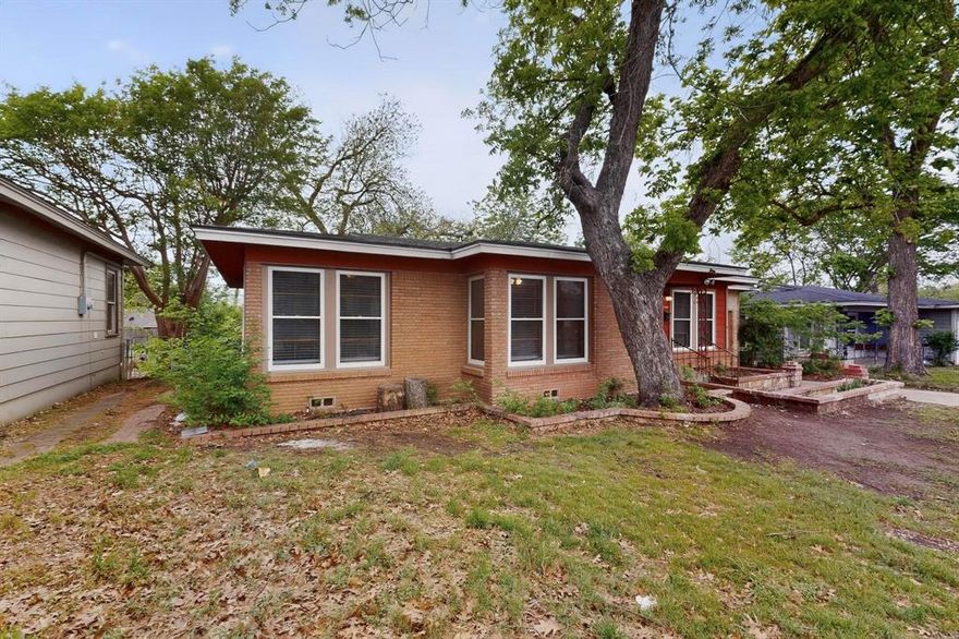 OWNER FINANCING AVAILABLE!!
Charming property located in a well-kept neighborhood. Step inside to a spacious living room that offers plenty of room for relaxing or entertaining. The kitchen features new counters and backsplash, giving it a fresh, modern feel. New flooring throughout the home.
Enjoy outdoor living in the large backyard, perfect for gatherings, gardening, or creating your own private retreat.