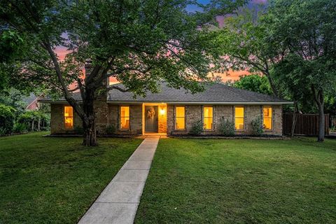 Photo of 2 Whispering Circle, Hickory Creek, TX 75065 (MLS # 21241613)