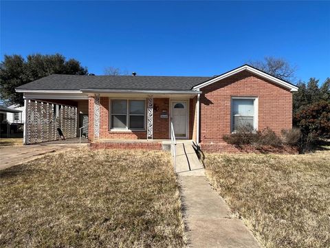 Photo of 1103 W 11th Street, McGregor, TX 76657 (MLS # 21173786)