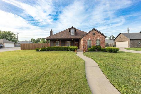 Photo of 1308 Madeline Street, Commerce, TX 75428 (MLS # 21170722)