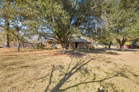Photo of 110 Magnolia Street, Pittsburg, TX 75686 (MLS # 21113395)