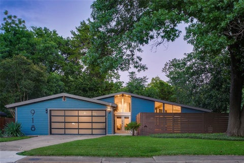 Photo of 918 Glen Oaks Boulevard, Dallas, TX 75232 (MLS # 21306715)