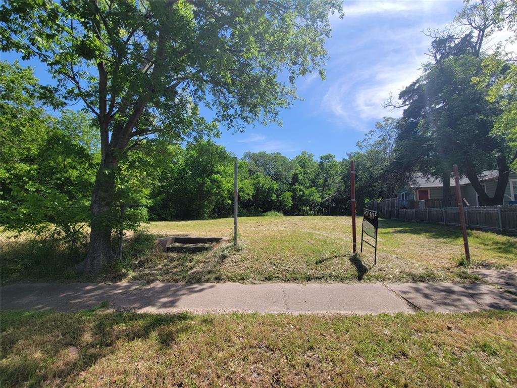 Photo 1 of 6 — 1216 W Clarendon Drive, Dallas, TX 75208